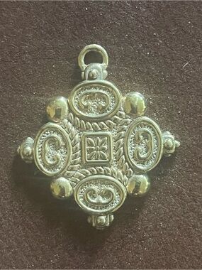 Ornate 14 kt Gold Decorative Pendant